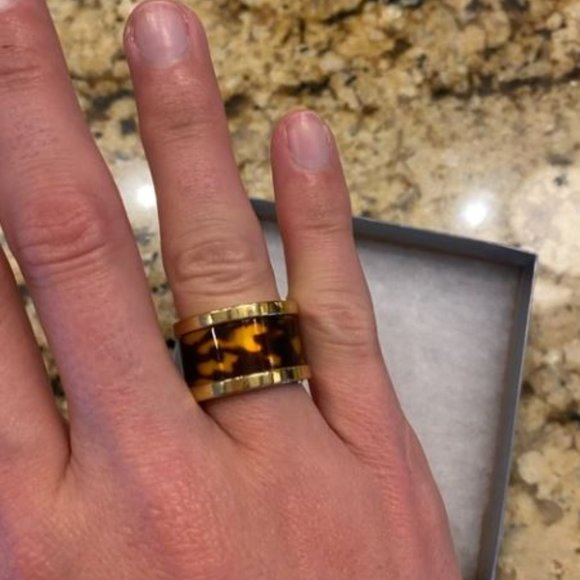 Michael Kors Tortoise Barrel Ring - Picture 3 of 3